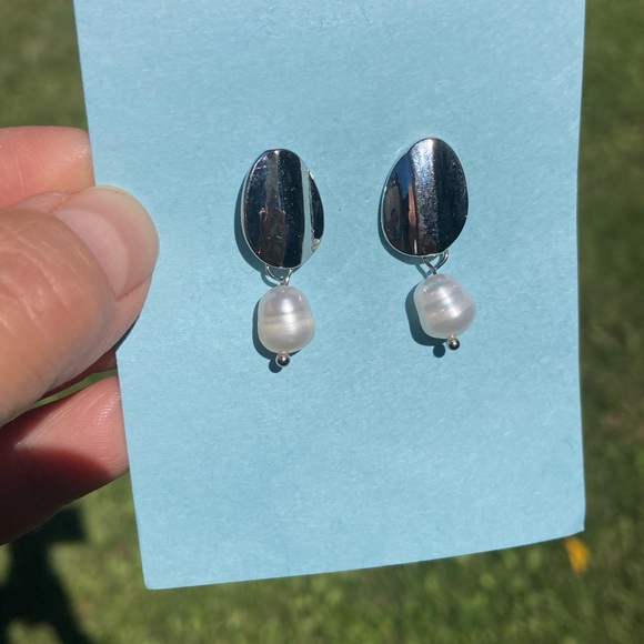 Wavy Silver Disc & Freshwater Pearl Drop Earrings - Picture 5 of 6